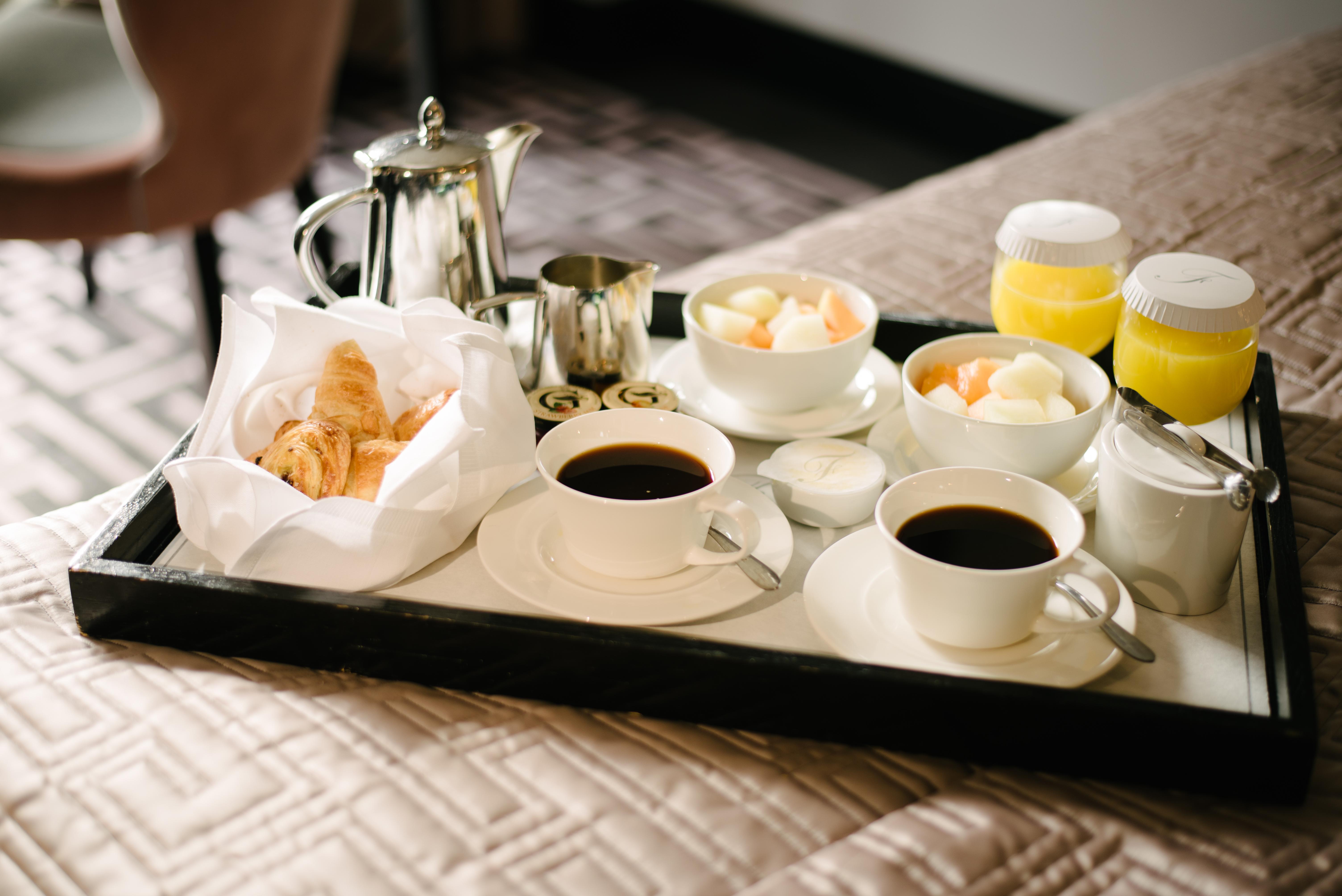 The Fitzwilliam Hotel Belfast Exterior foto Room service