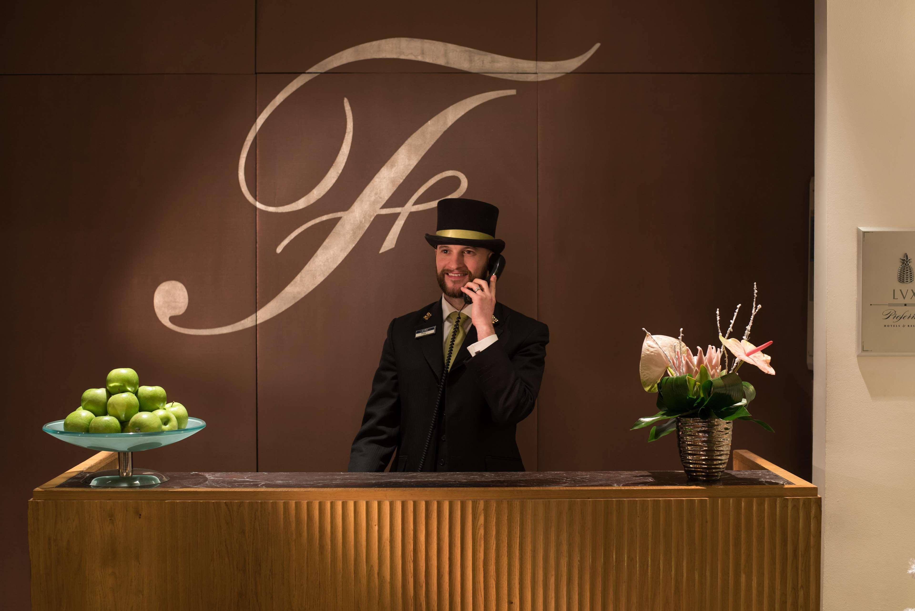 The Fitzwilliam Hotel Belfast Exterior foto Concierge at the Four Seasons Hotel, Milan